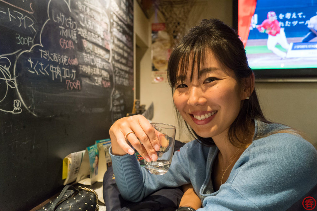 See the baseball being played? This is a "sports izakaya" after all